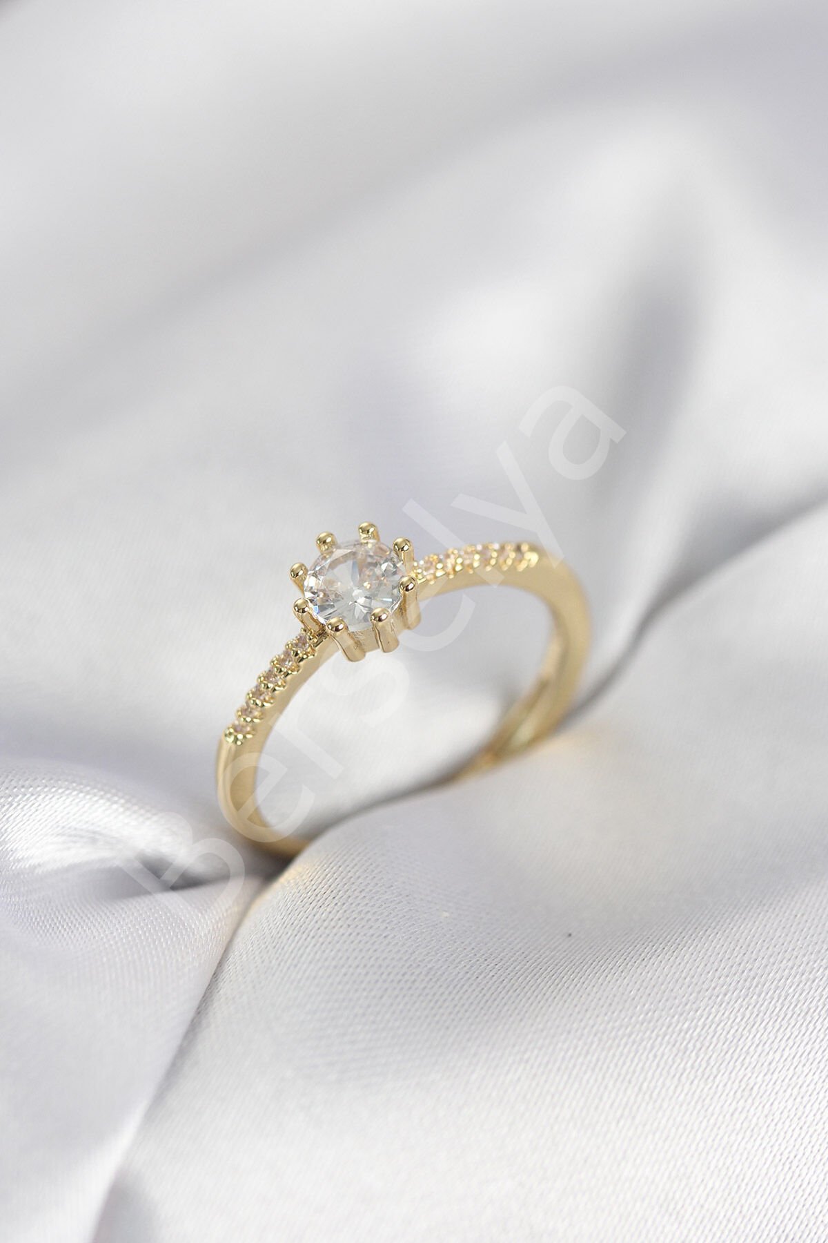 Tek Taş Model Gold Renk Zirkon Taşlı Kadın Yüzük