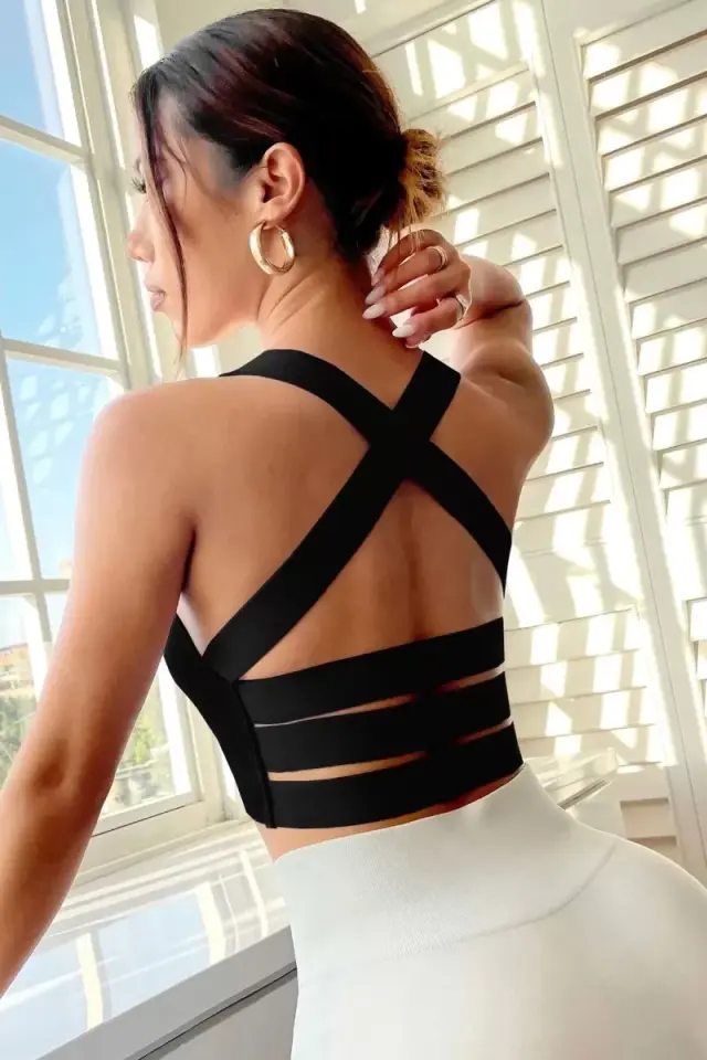 Kadın Siyah Modern Fit Sırtı Çapraz Lastik Detaylı Crop Top Bluz