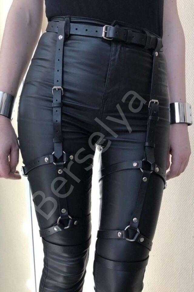 Siyah Pantolon Üstüne Çift Tokalı Deri Aksesuar 700899