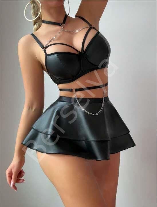 Özel Şık Tasarım Siyah Etekli Pileli Zincir Detay Fantezi Deri Elbise