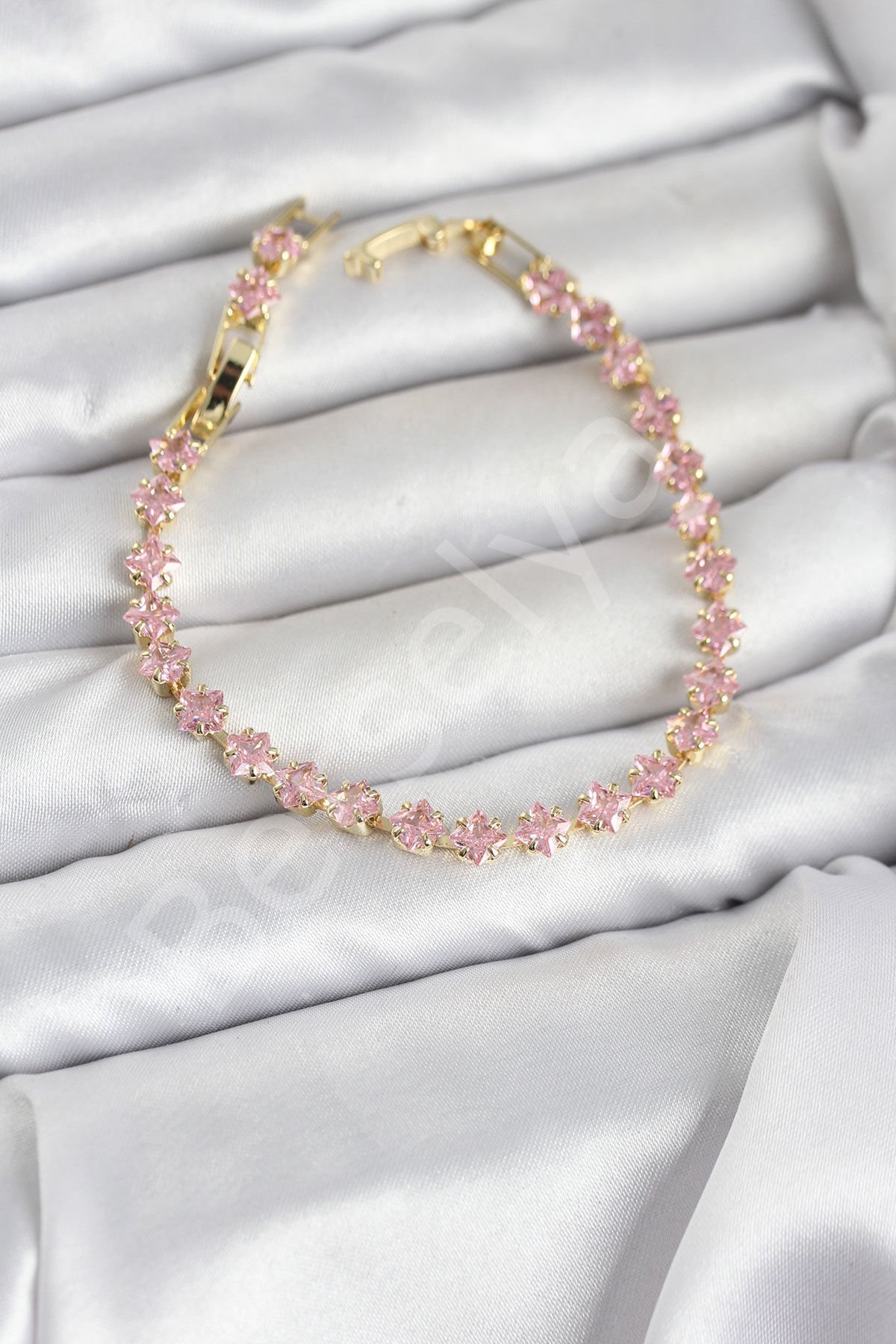 Pembe Kare Zirkon Taşlı Gold Renk Pirinç Su Yolu Kadın Bileklik