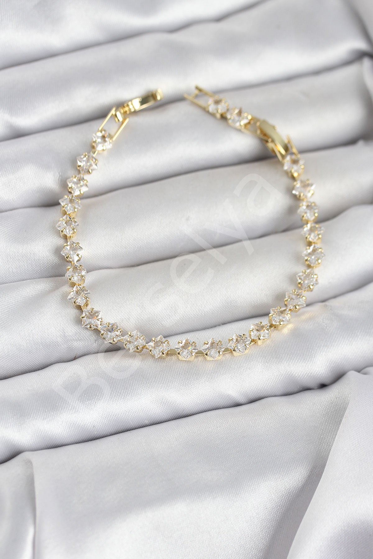 Kare Zirkon Taşlı Gold Renk Pirinç Su Yolu Kadın Bileklik