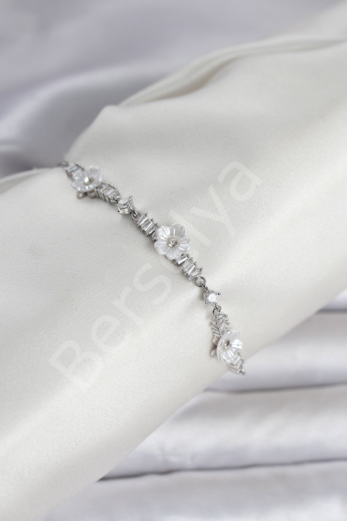 Baget Zirkon Taşlı Çiçek Model Gümüş Renk Asansörlü Kadın Bileklik