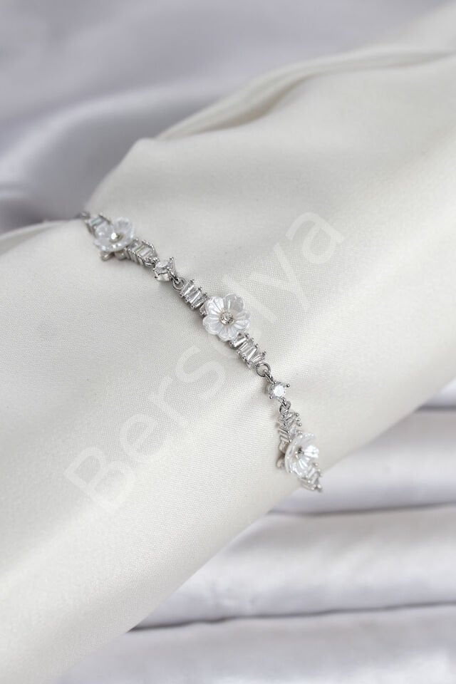 Baget Zirkon Taşlı Çiçek Model Gümüş Renk Asansörlü Kadın Bileklik