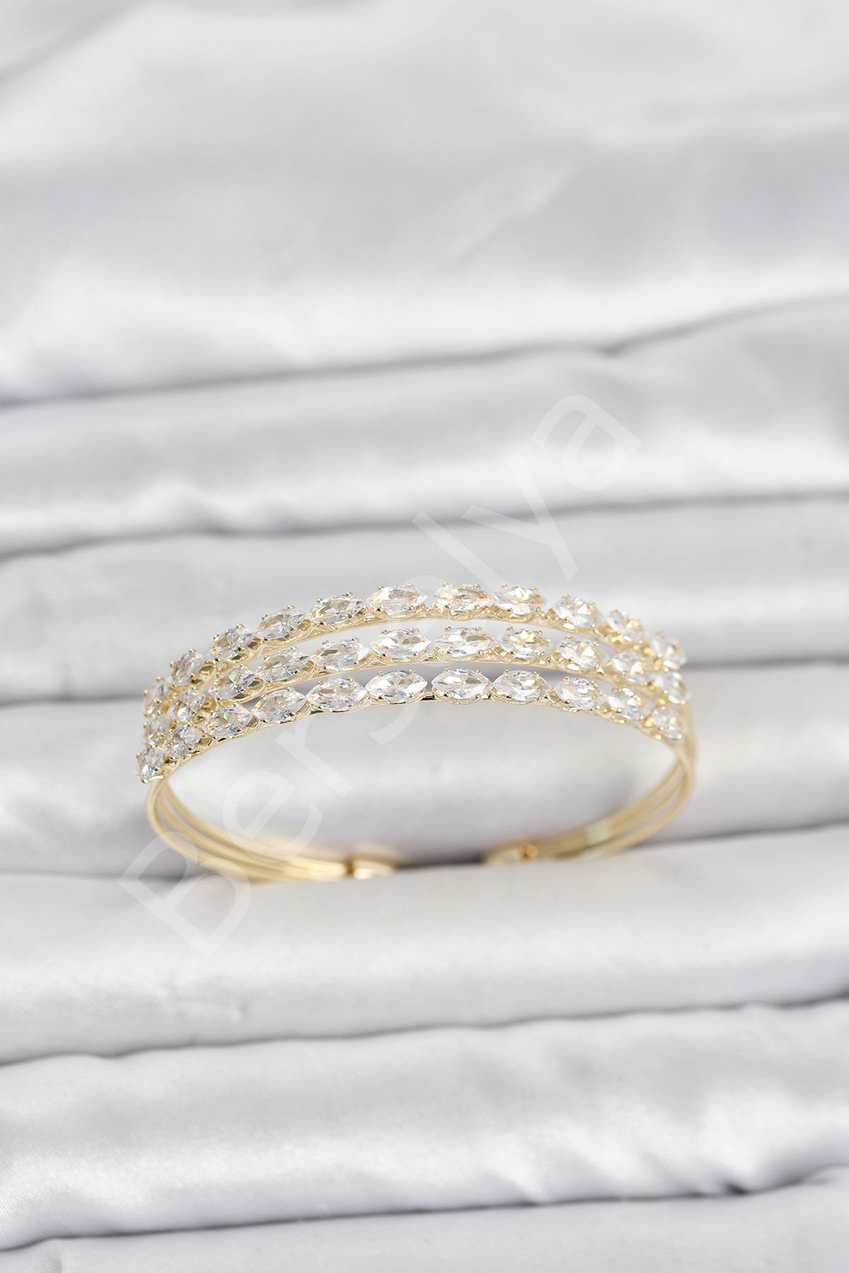 Pirinç Gold Renk Arpa Kesim Zirkon Taşlı Sıralı Model Kadın Bileklik