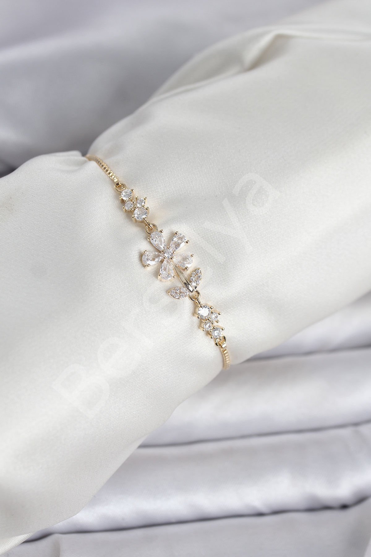 Gold Renk Zirkon Taşlı Papatya Model Asansörlü Kadın Bileklik