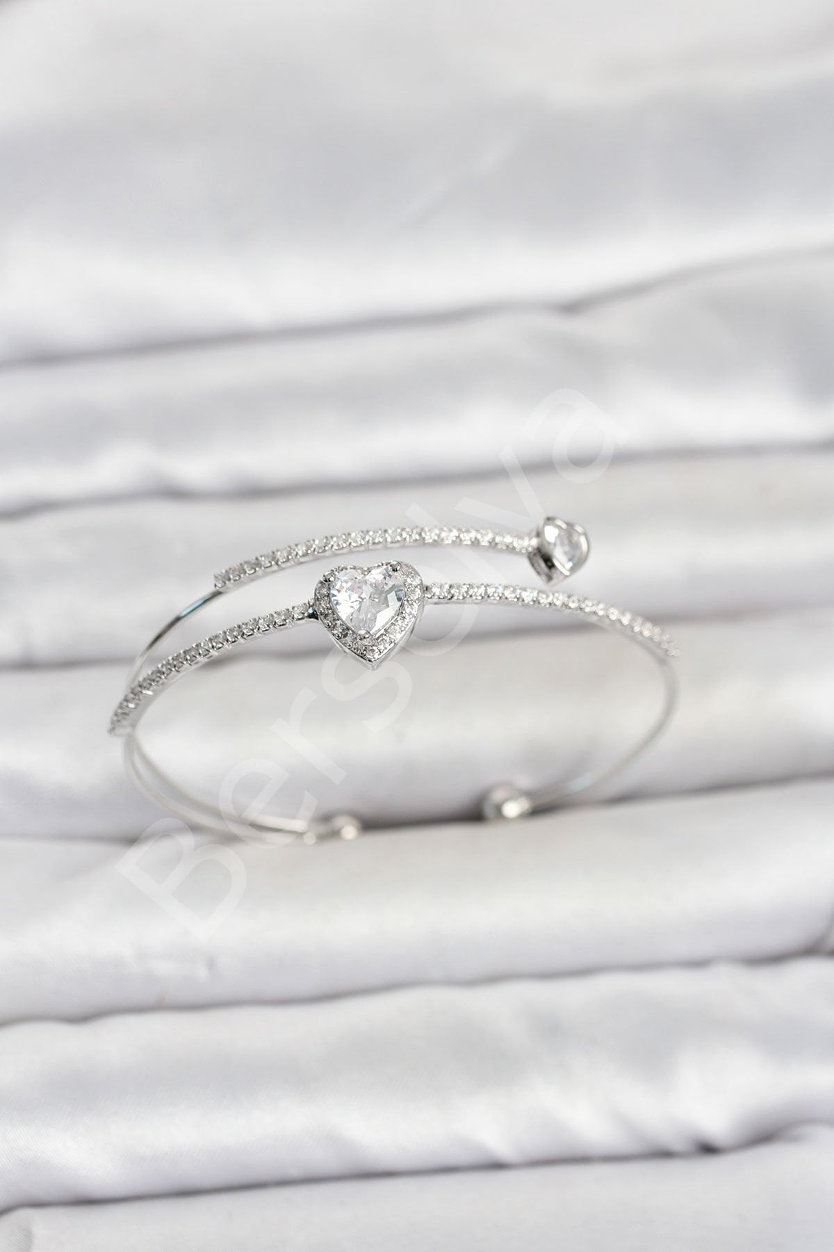 Pirinç Gümüş Renk Kalp Model Zirkon Taşlı Kadın Bileklik