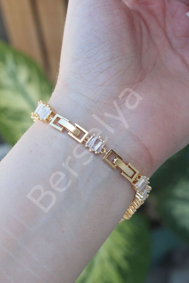 Vip Seri Pirinç Zirkon Taşlı Gold Renk Kare Su Yolu Model Bileklik