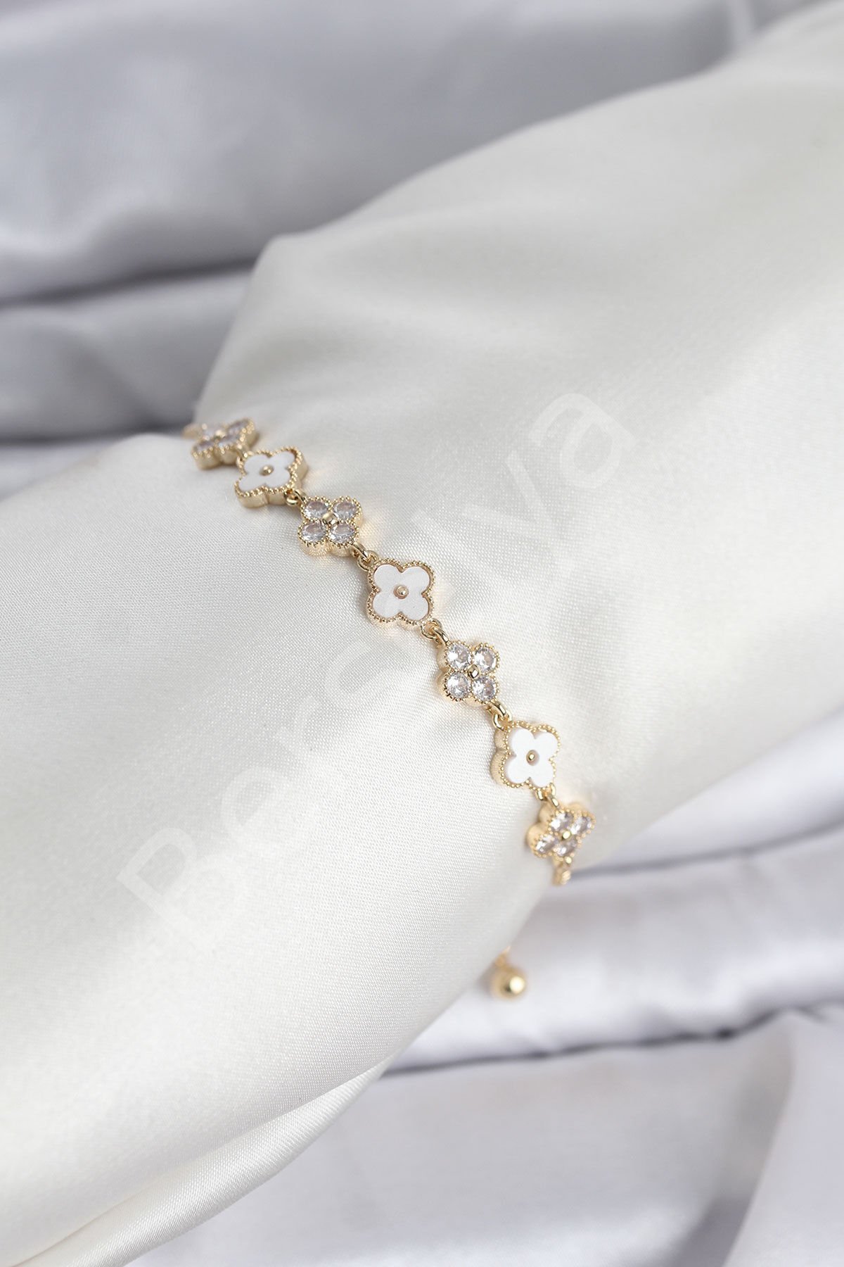 Gold Renk Zirkon Taşlı Sıralı Yonca Model Asansörlü Kadın Bileklik