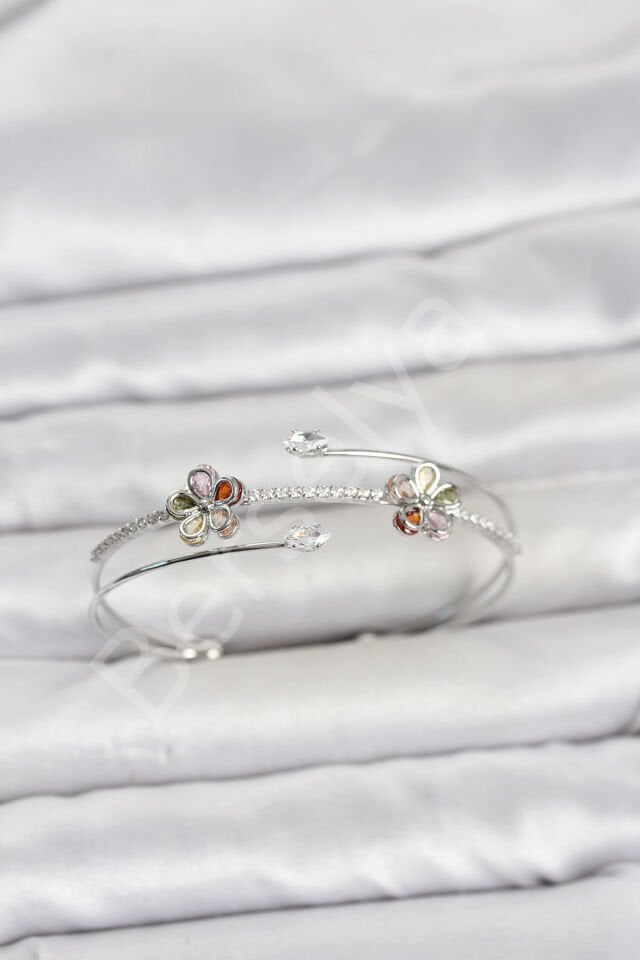 Gümüş Renk Pirinç Zirkon Taşlı Çiçek Model Kadın Bileklik