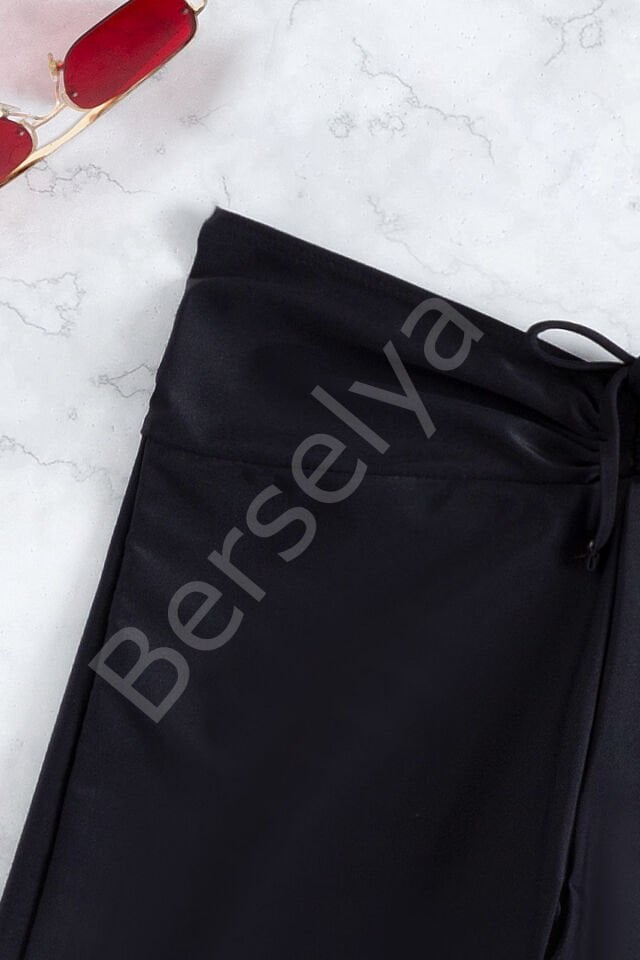 Kadın Siyah Önden Bağcıklı Deniz Şortu