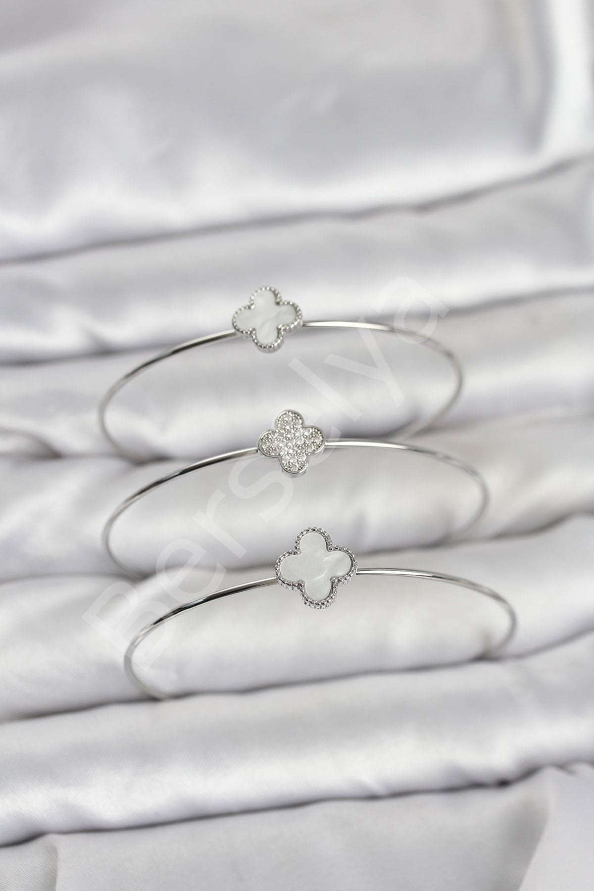 Gümüş Renk Yonca Model Zirkon Taşlı 3'lü Kadın Bileklik Kombini