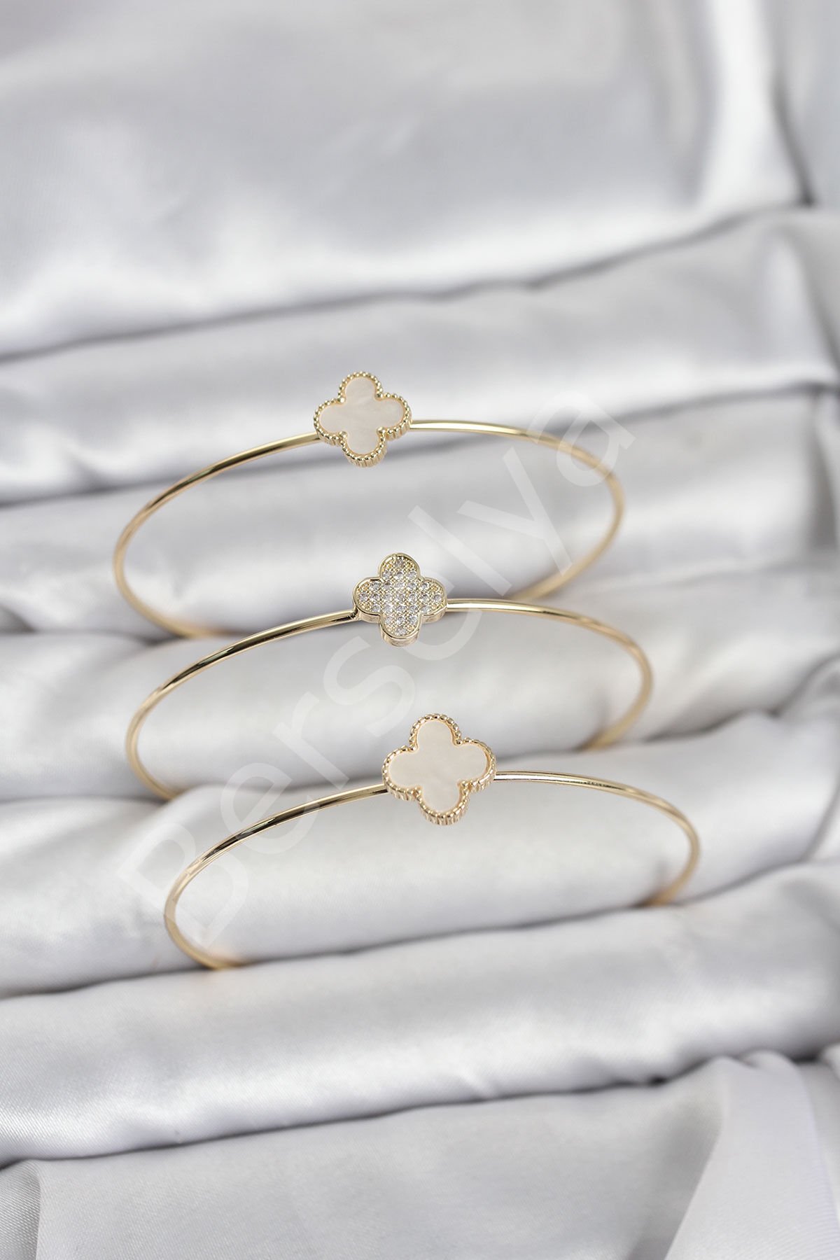 Gold Renk Yonca Model Zirkon Taşlı 3'lü Kadın Bileklik Kombini