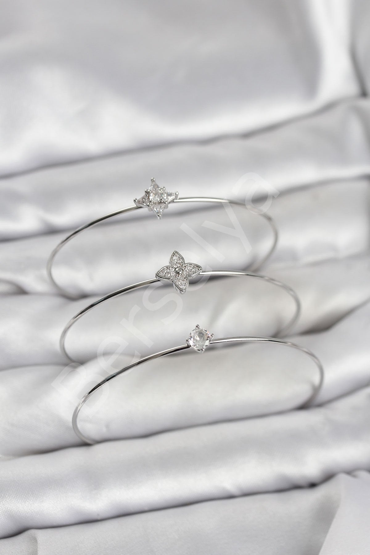 Zirkon Taşlı Gümüş Renk Yonca Model 3'lü Kadın Bileklik Kombini