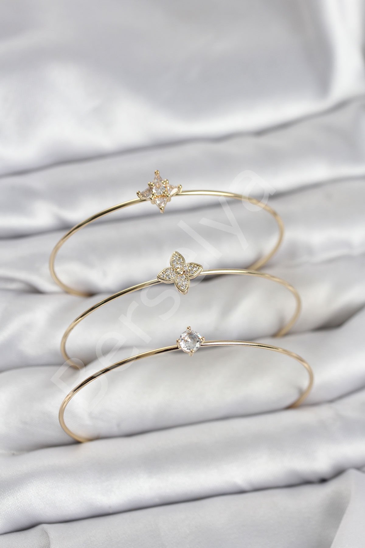 Zirkon Taşlı Gold Renk Yonca Model 3'lü Kadın Bileklik Kombini