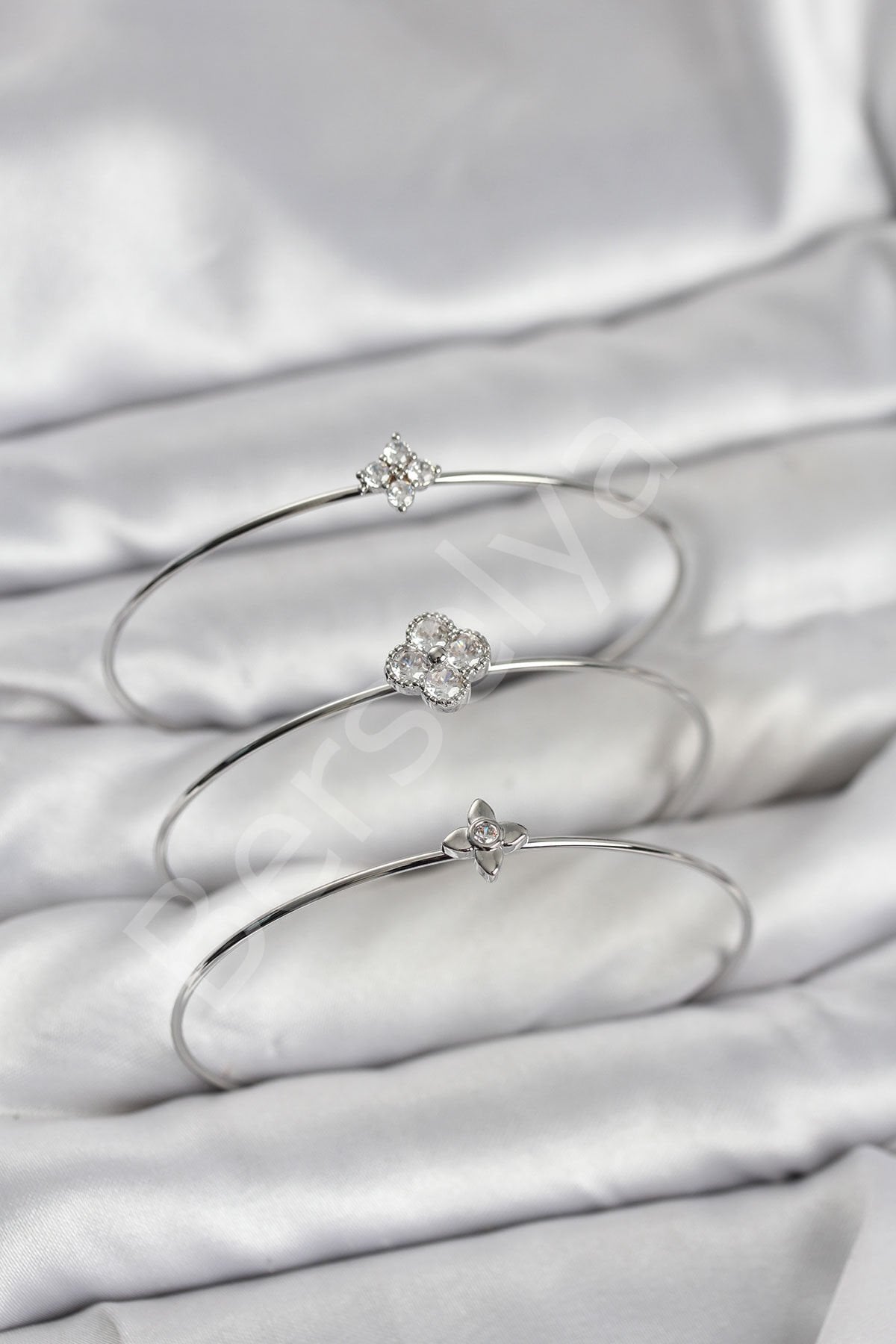 Zirkon Taşlı Gümüş Renk Yonca Tasarım 3'lü Kadın Bileklik Kombini