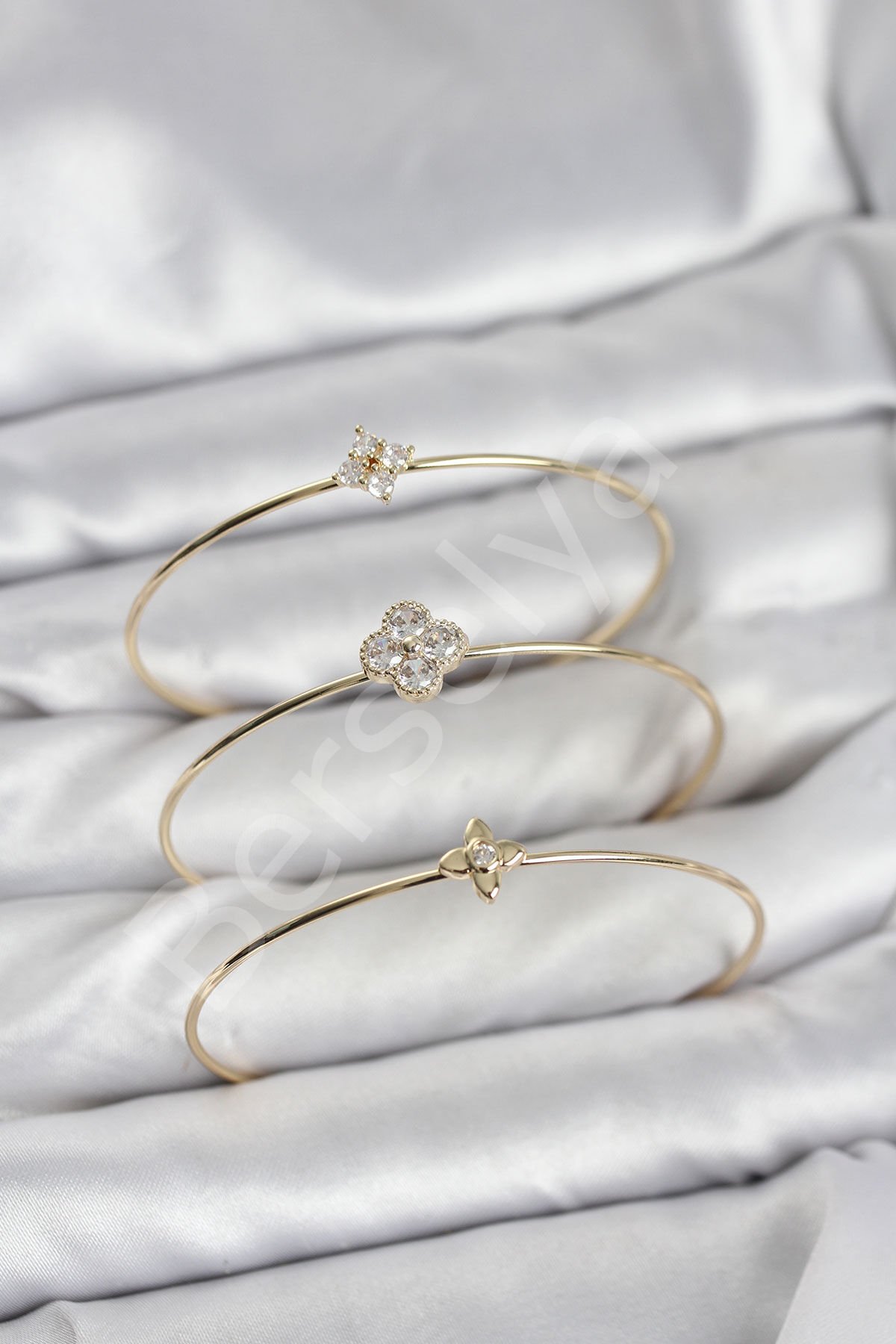 Zirkon Taşlı Gold Renk Yonca Tasarım 3'lü Kadın Bileklik Kombini