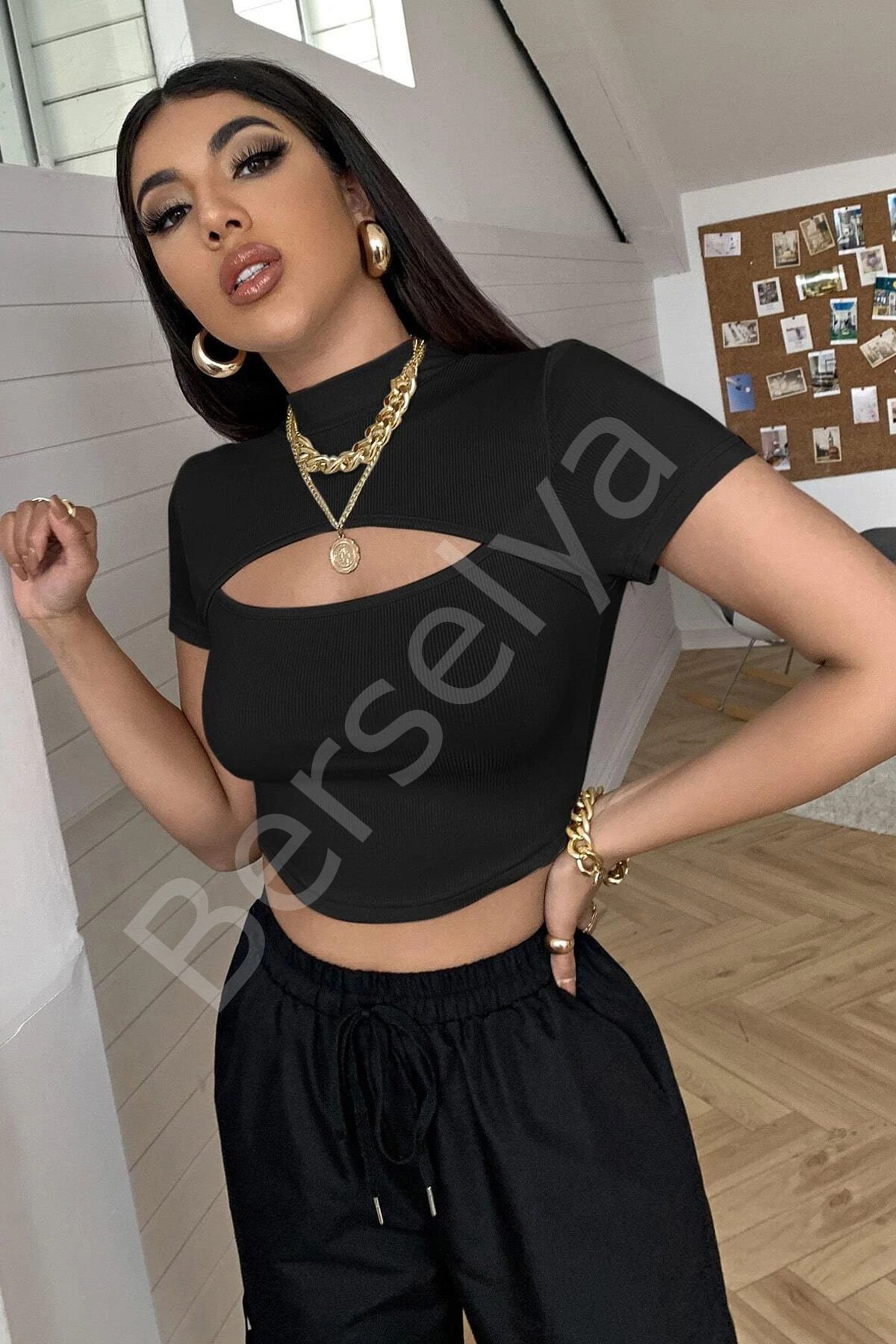 Kadın Siyah Göğüs Dekolteli Yarım Kollu Cut Out Crop Top Bluz