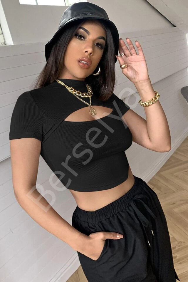 Kadın Siyah Göğüs Dekolteli Yarım Kollu Cut Out Crop Top Bluz