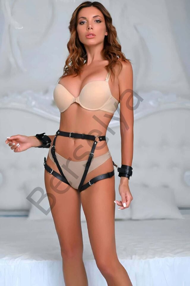 Şık Deri Kelepçeli Popo Saran Harness Takım - Brf1028