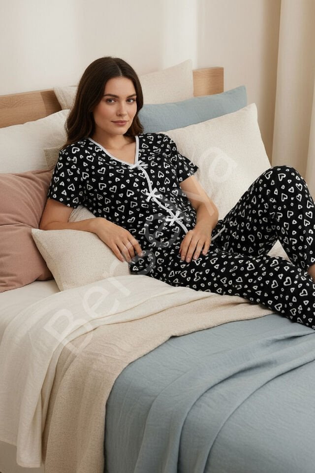 Kadın Siyah Kalp Desenli Fiyonklu Kısa Kollu Uzun Pijama Takımı