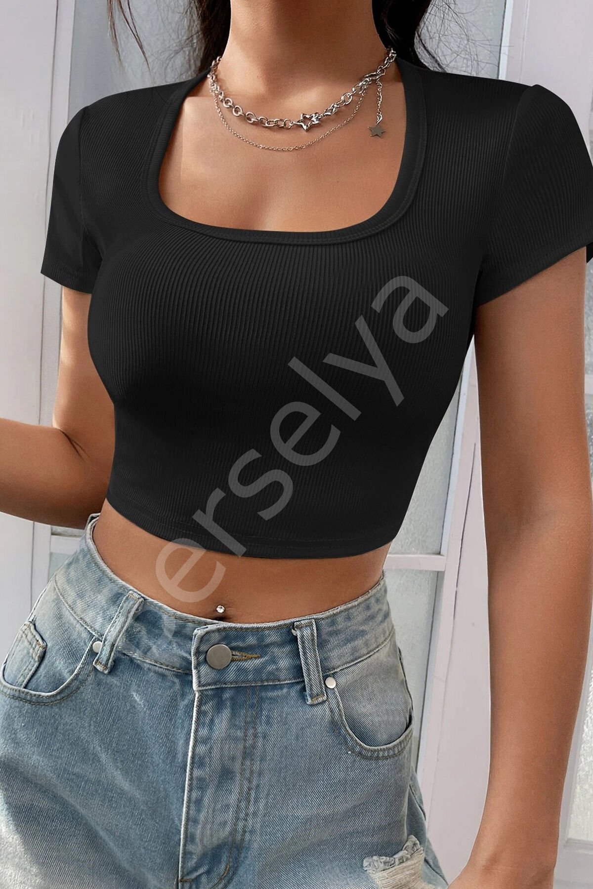 Kadın Siyah Yarım Kol Düz Yaka Crop Top Bluz
