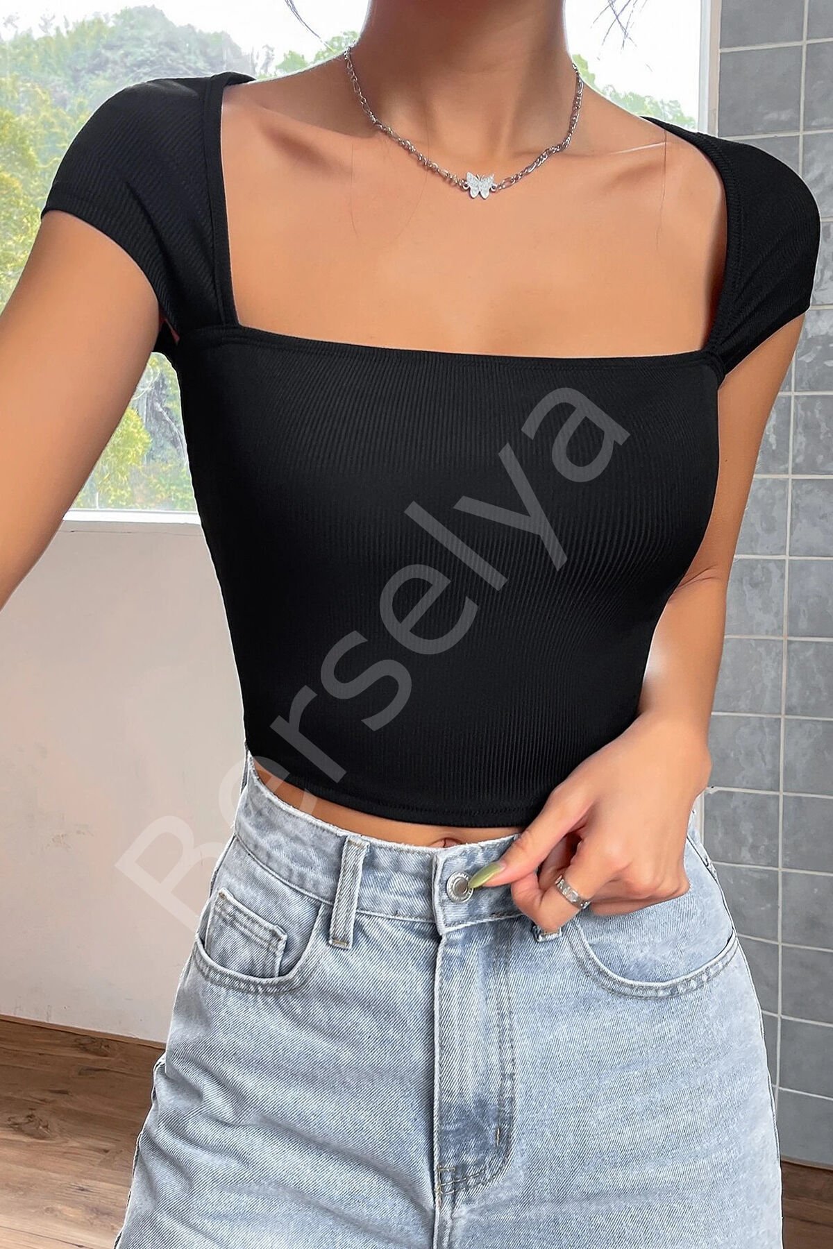 Kadın Siyah Kare Yaka Yarım Kol Göğüs Dekolteli Crop Top Bluz