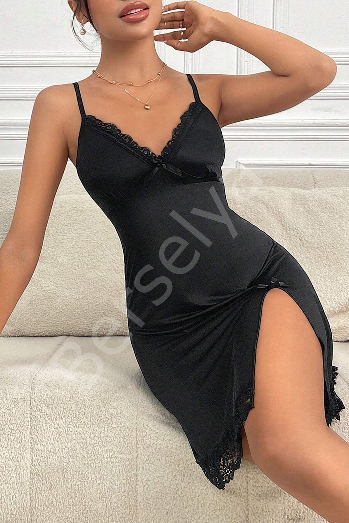 Kadın Siyah Dantelli Fiyonklu Ve Yırtmaçlı Şık Gecelik