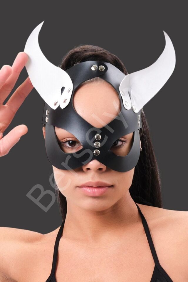Siyah Beyaz Deri Kulaklı Maske 81311