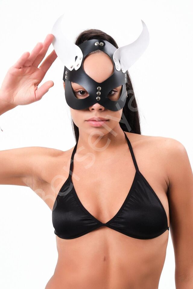 Siyah Beyaz Deri Kulaklı Maske 81311