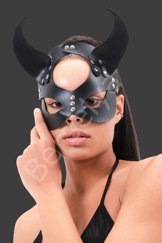 Siyah Kulaklı Arkatan Toka Bağlamalı Maske 81310