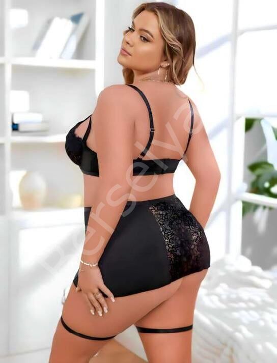 Büyük Beden Siyah Dantel İşlemeli Dekolteli Jartiyer Takımı