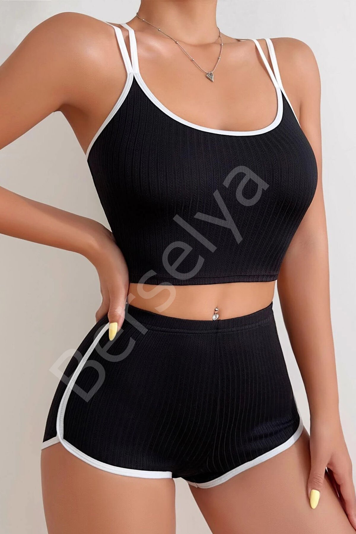 Kadın Siyah Beyaz Çapraz Lastik Detaylı Kaşkorse Şortlu Gecelik Takımı
