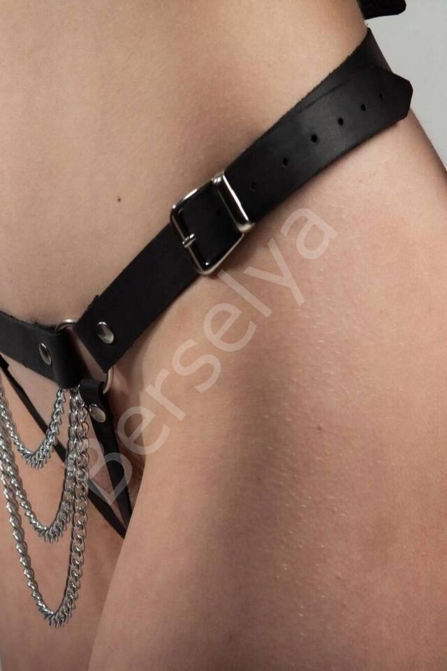 Önü Zincir İle Süslenmiş Fantezi Deri Harness Tanga Külot 700777