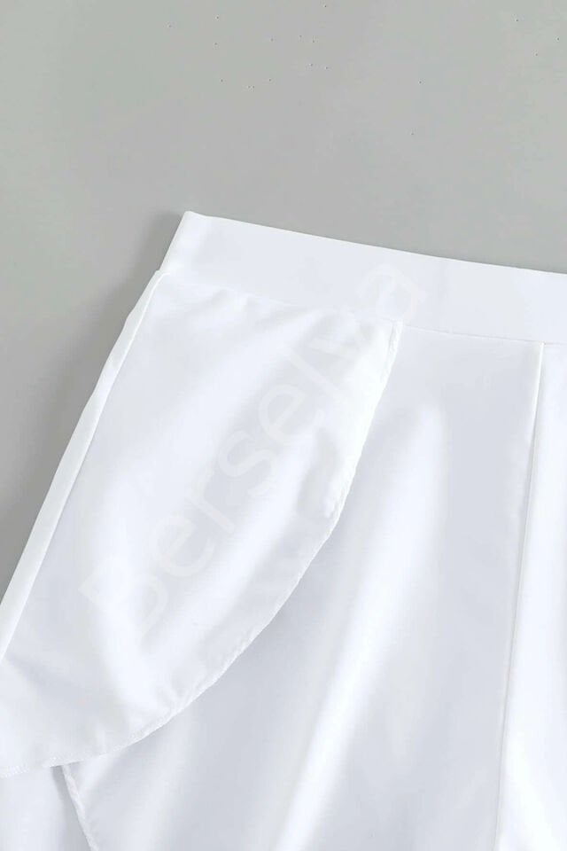 Kadın Beyaz Yırtmaçlı Etek Görünümlü Şık Deniz Şortu