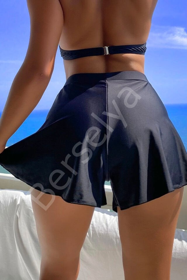 Kadın Siyah Yırtmaçlı Etek Görünümlü Şık Deniz Şortu