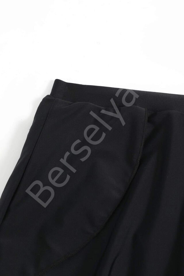 Kadın Siyah Yırtmaçlı Etek Görünümlü Şık Deniz Şortu