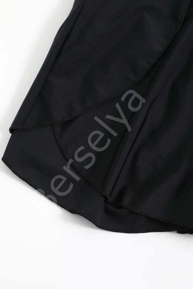 Kadın Siyah Yırtmaçlı Etek Görünümlü Şık Deniz Şortu