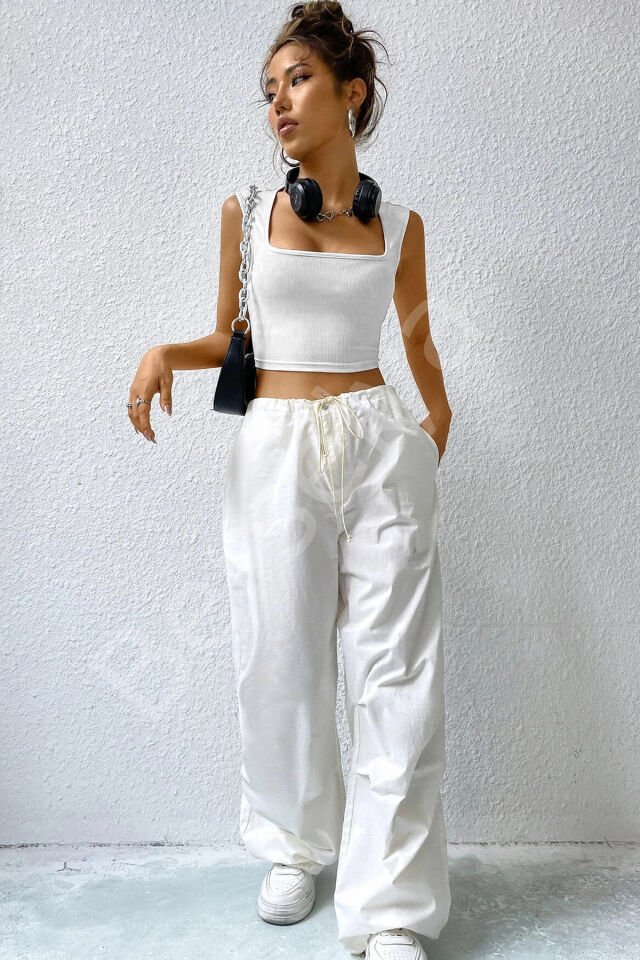 Kadın Beyaz Kare Yaka Kalınlaşan Omuz Detaylı Crop Top Bluz