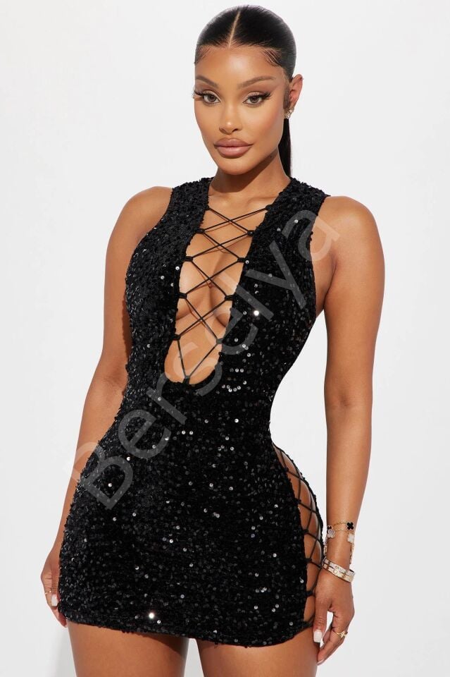 Pullu Transparan Detaylı Göğüs Dekolteli Mini Fantezi Elbise