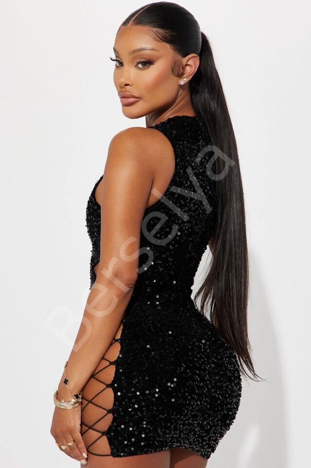 Pullu Transparan Detaylı Göğüs Dekolteli Mini Fantezi Elbise