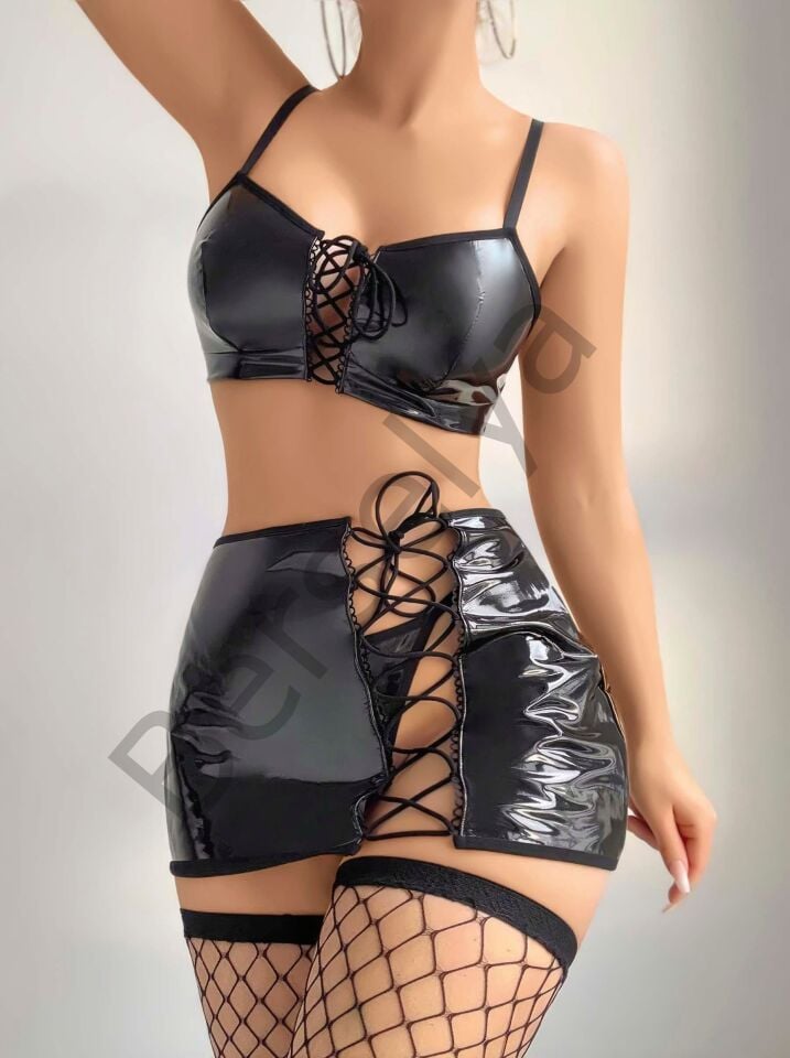 Siyah İp Dekolteli Mini Etekli Fantezi Parlak Deri Kostüm