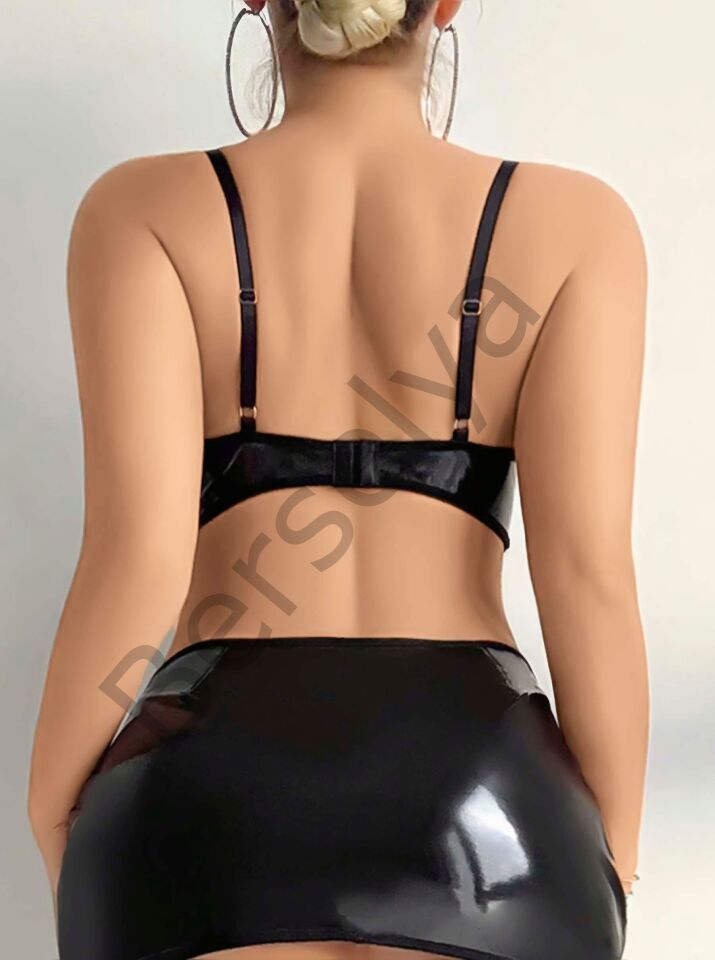 Siyah İp Dekolteli Mini Etekli Fantezi Parlak Deri Kostüm