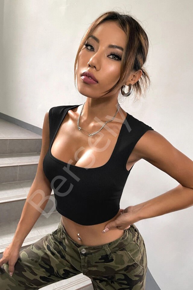 Kadın Siyah Kare Yaka Kalınlaşan Omuz Detaylı Crop Top Bluz