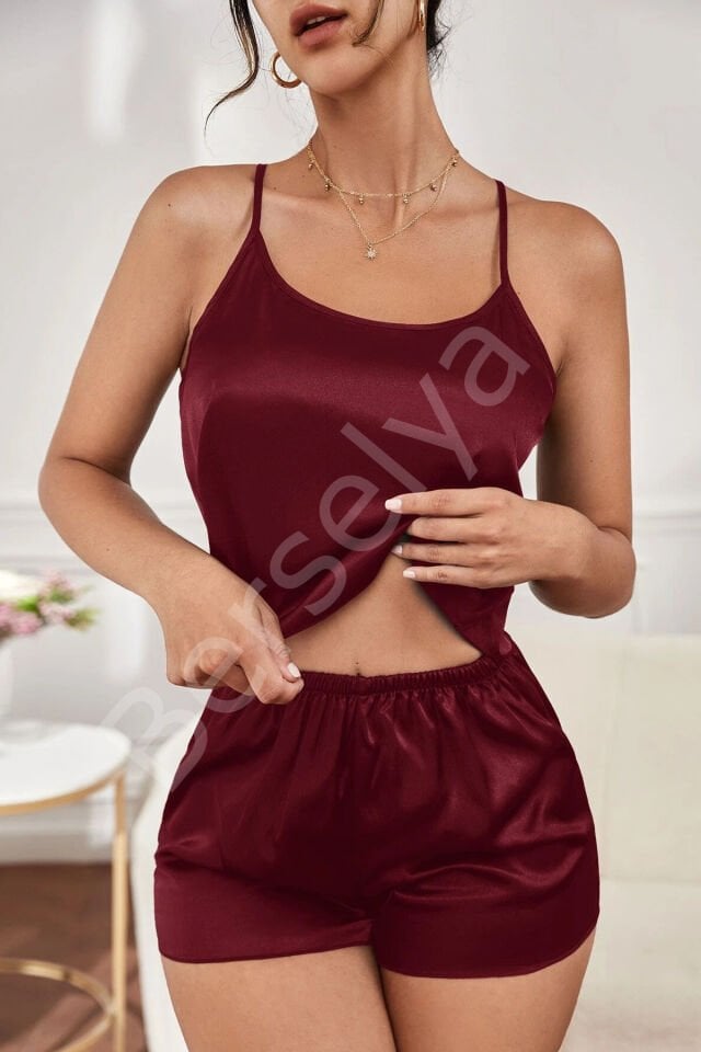 Kadın Bordo Asimetrik Sırt Dekolte Detaylı Şık Şortlu Gecelik Takım
