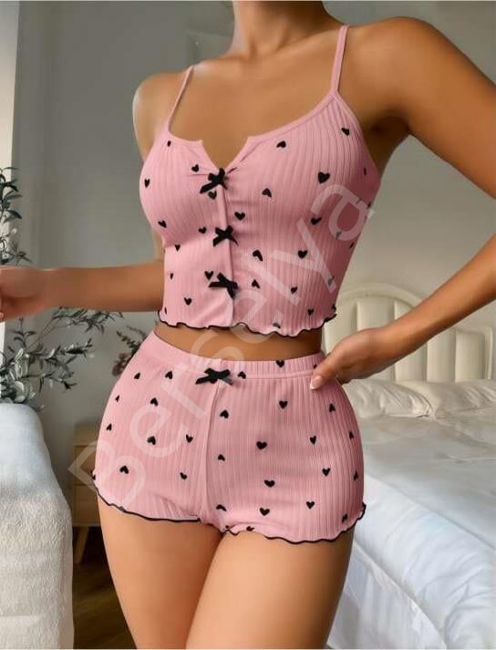 Pembe Üstüne Siyah Kalp Desenli Askılı Şortlu Pijama Takımı