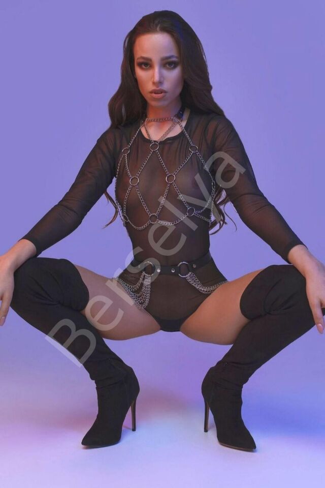 Zincirden Yapılmış Göğüs Dekolte Ürünü Ve Bel Kemeri 700846
