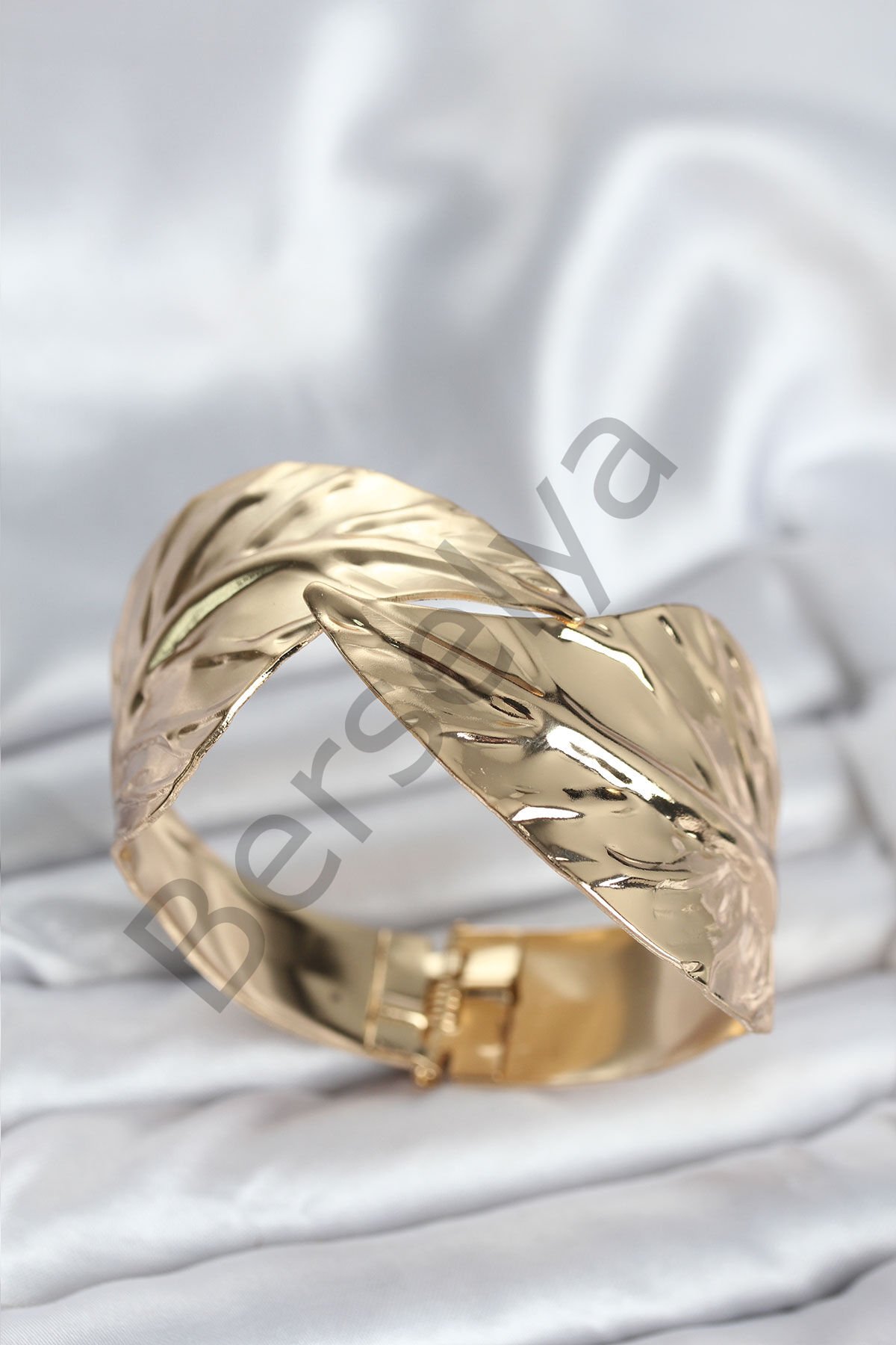 Pirinç Gold Renk Yaprak Model Kadın Bileklik
