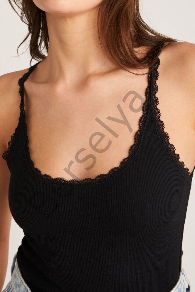 Kadın Siyah Normal Kalıp Dantel Detalı Ince Askılı Oyuk Yaka Atlet