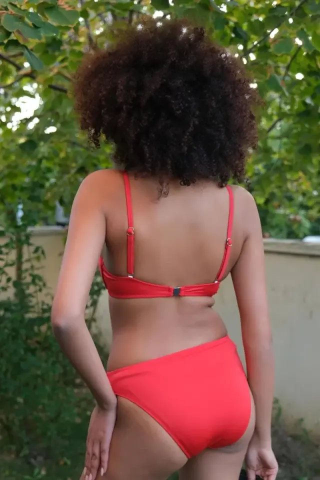 Kadın Destekli Fiyonklu Alt Üst Kırmızı Bikini Takım